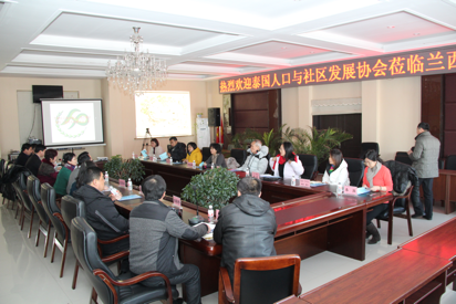 12月24日中午,蘭西縣計生協向泰國人口與社區發展協會介紹“幸福工程”亞麻編制項目