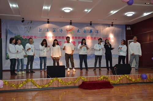 畢節學院志愿者演唱英文版的“明天會更好”