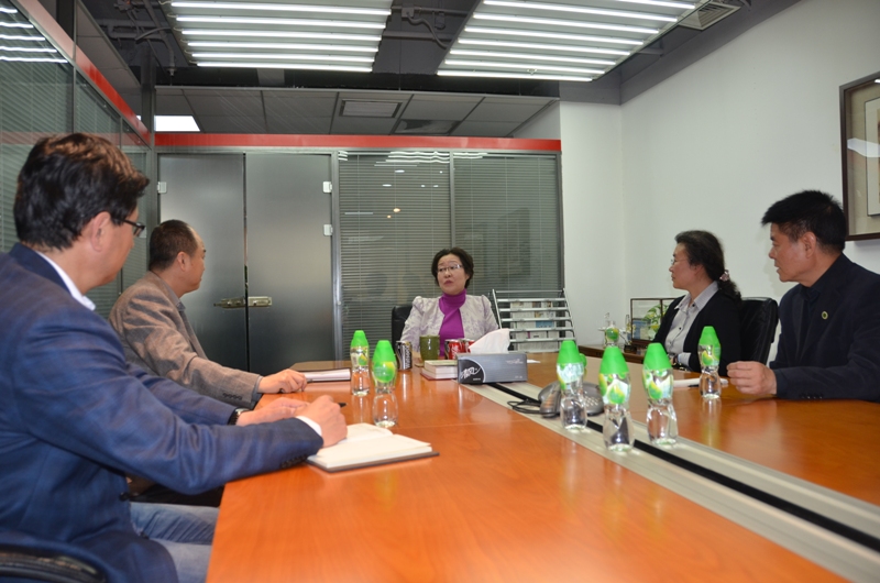 劉亭女士聽取張暉秘書長介紹