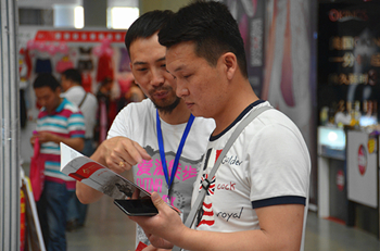 “爱滋徒步”项目负责人亮马向参观市民做介绍