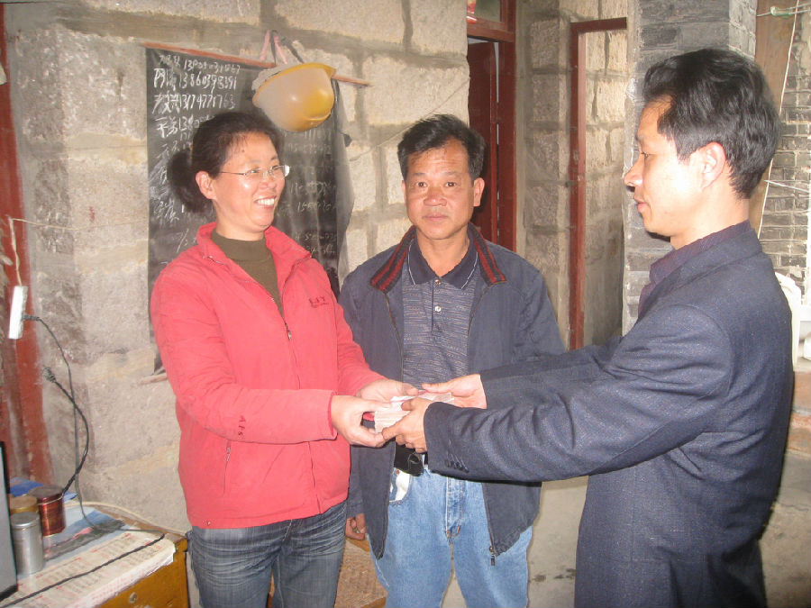 图为蔡秀明喜获幸福工程款.jpg