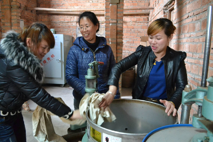 蔡秀明和姐妹们在一起收拾茶磨.jpg