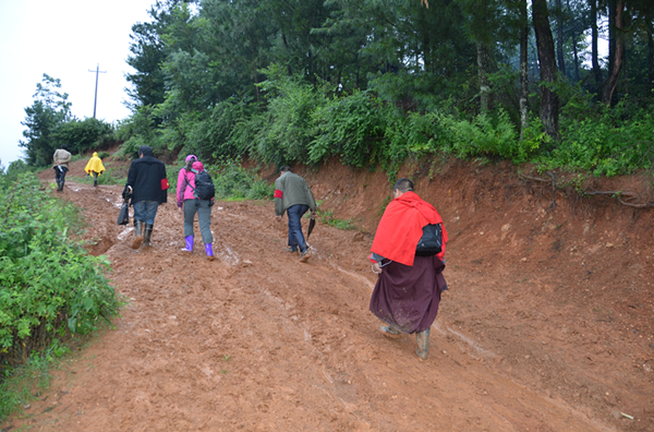 步行前往受灾村庄.jpg
