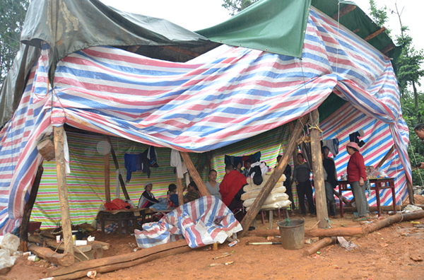 灾民临时搭建的帐篷.jpg