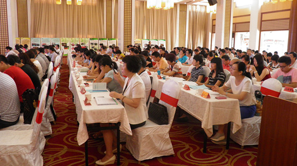 学员们认真听讲