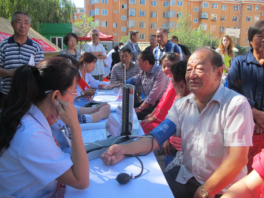 为群众开展义诊服务