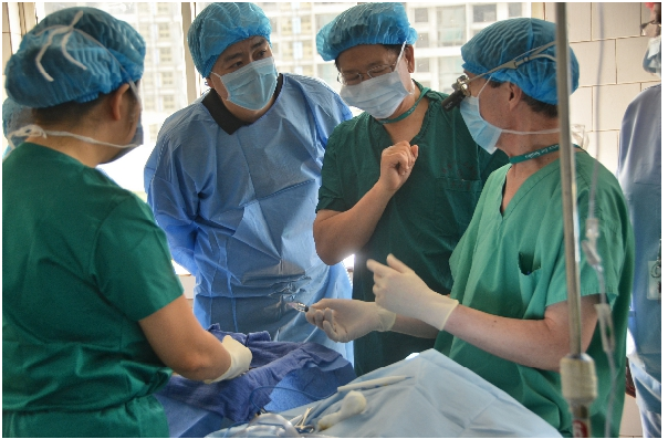观摩手术.png
