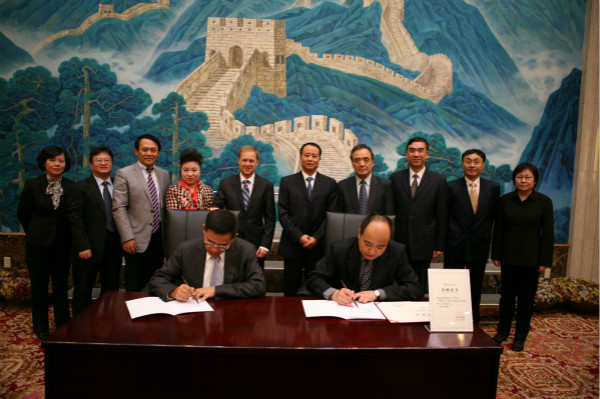 领导代表见证双方签约