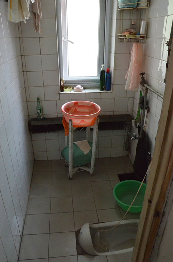 霍秀如奶奶家改造前的卫生间,老式房子还保持这蹲坑设计.jpg
