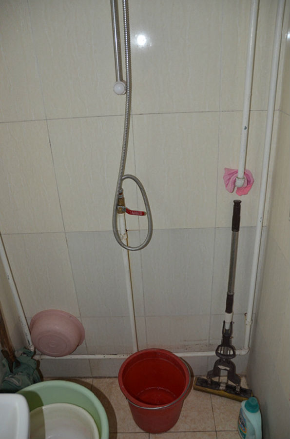 改造前的张思英奶奶家的淋浴区域.jpg