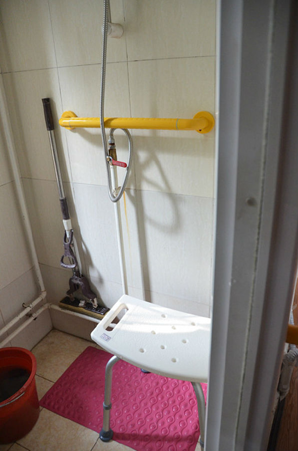 改造后的张奶奶家的淋浴区域,安装了“一”型扶手,配备了洗浴凳及防滑垫.jpg