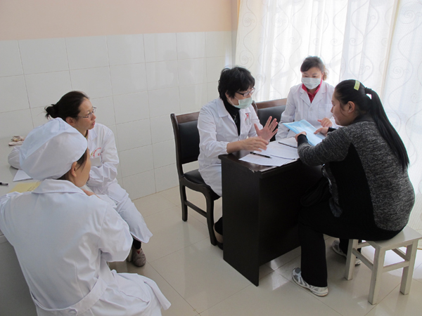 中日友好医院孙医生对育龄群众进行问诊,楚雄计生服务站医生在旁学习.jpg