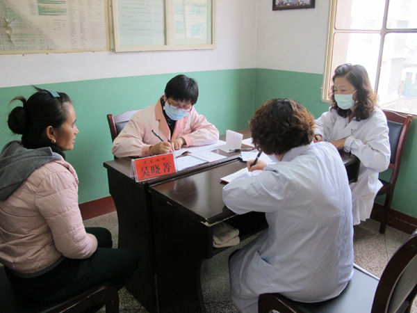 广州吴医生对育龄群众进行问诊,永平县计生服务站医生从旁学习.jpg