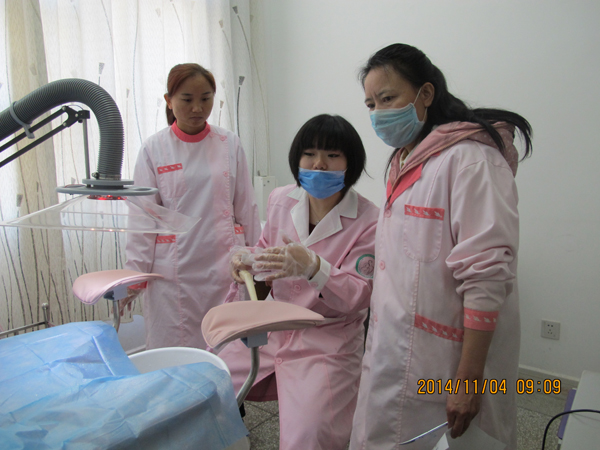 杭州翁医生教授当地医务人员操作使用捐赠的医疗设备.jpg