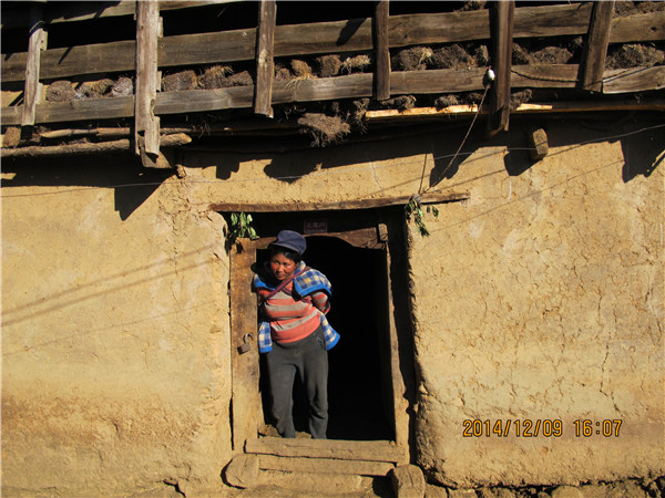 6.格日莫力杂家的房子跟很多其他受助母亲一样,还是土墙房.jpg