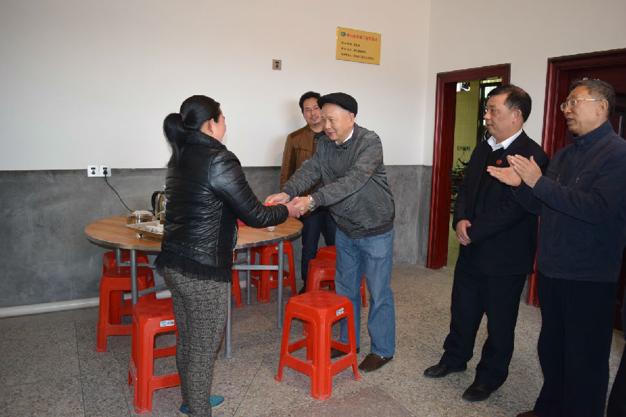 省计生协会常务副会长陈光普到大田县屏山乡屏山村二女户、幸福工程受助户薛云高家走访慰问