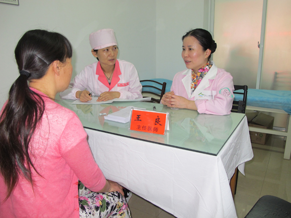 专家对育龄妇女进行问诊.jpg