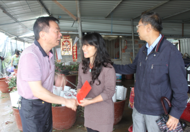 三明市幸福工程指导小组领导慰问国家幸福工程元山村花卉种植基地受助母亲