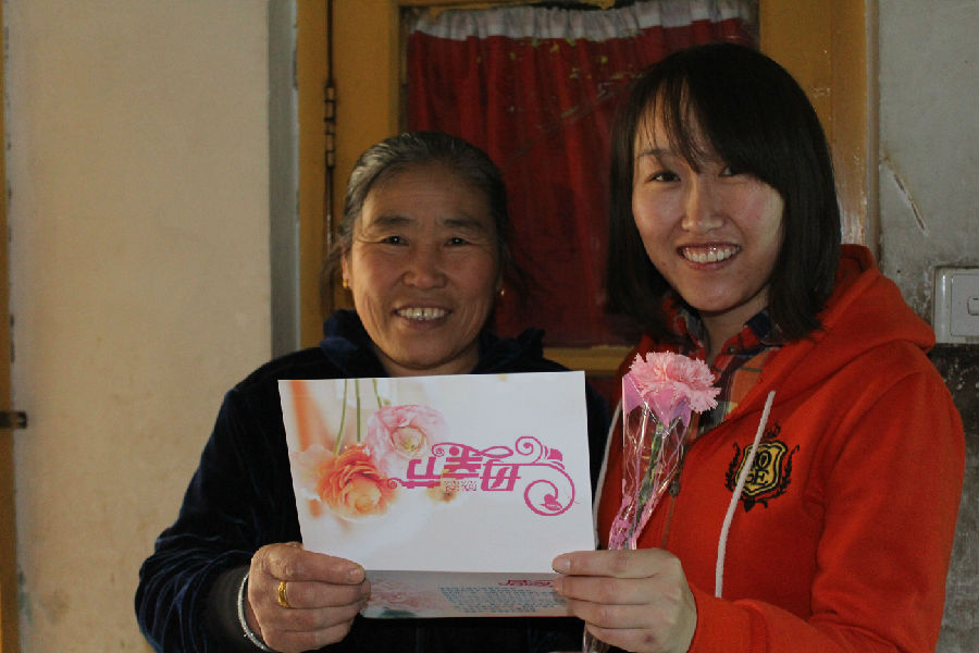 为辖区贫困母亲送鲜花贺卡