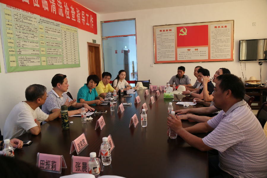 考察组一行与当地党政领导及受助户座谈