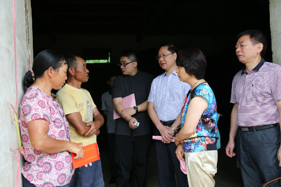 刘丽容部长一行慰问受灾户