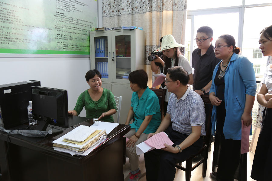 刘丽容部长在认真询问豆腐皮合作社负责人兰爱珍介绍电商销售情况