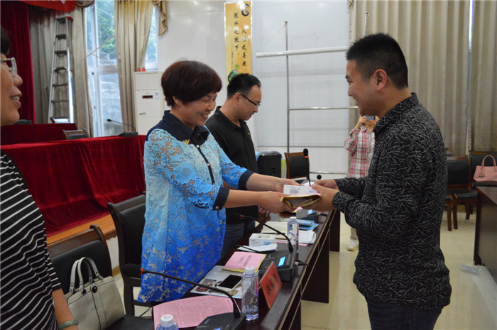 区计生协会常务专职副会长为公司微店老总发放致富带头人资助款.jpg