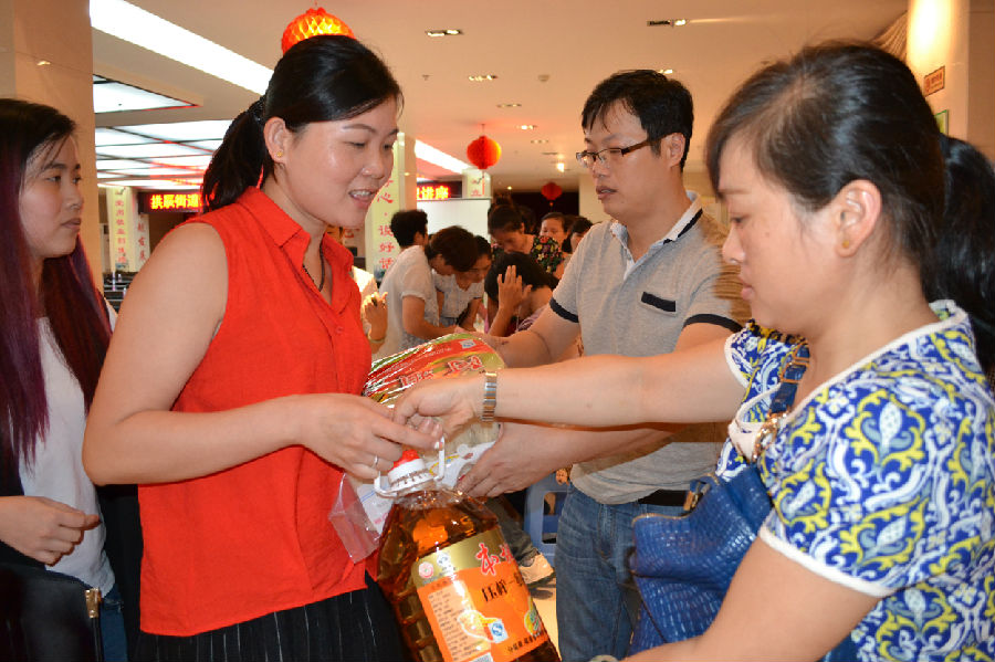 计生协会工作人员向育龄群众分发生活物资