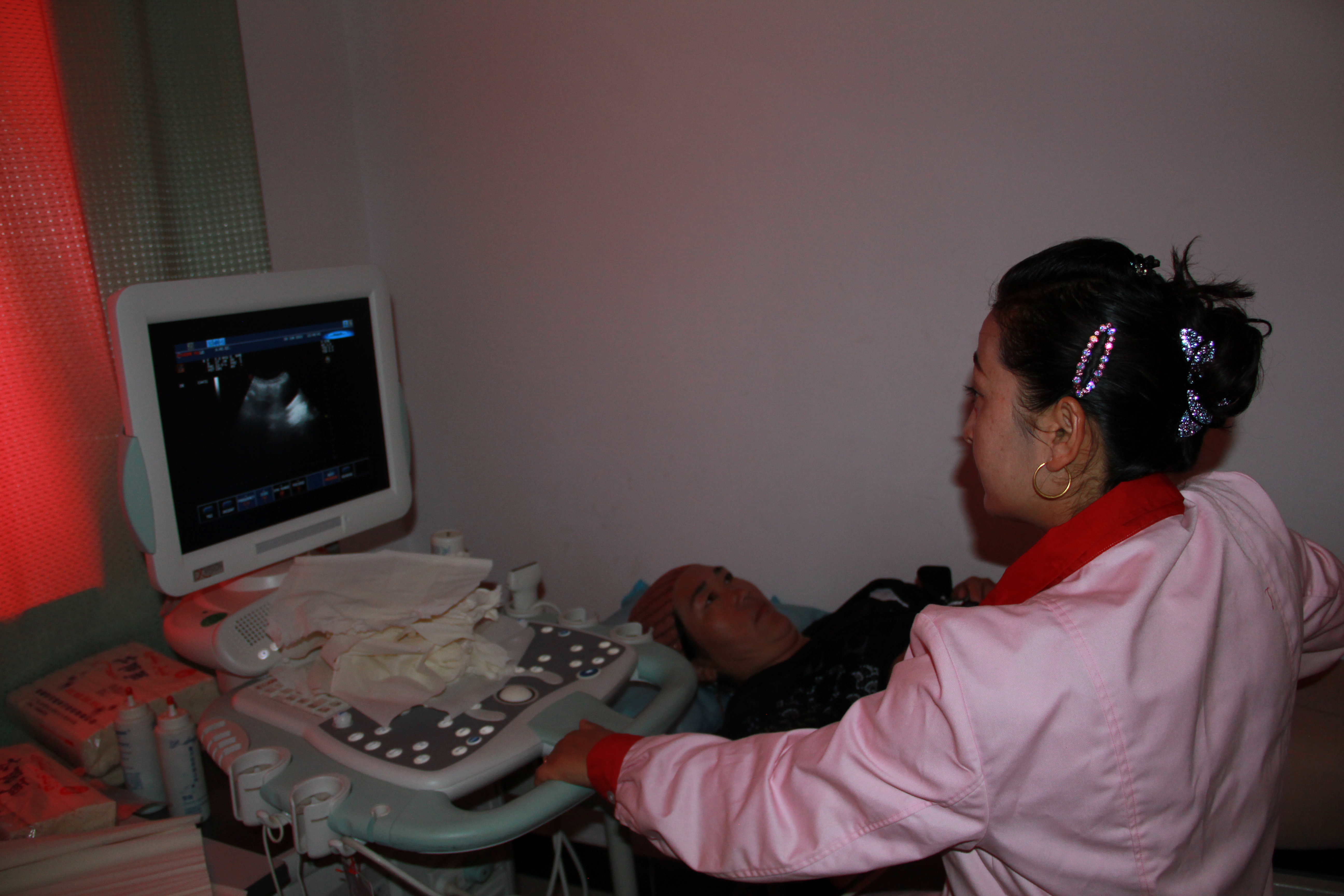 1463714926533723.jpg 深入農(nóng)牧民家中開展計(jì)劃生育優(yōu)質(zhì)服務(wù)工作.jpg