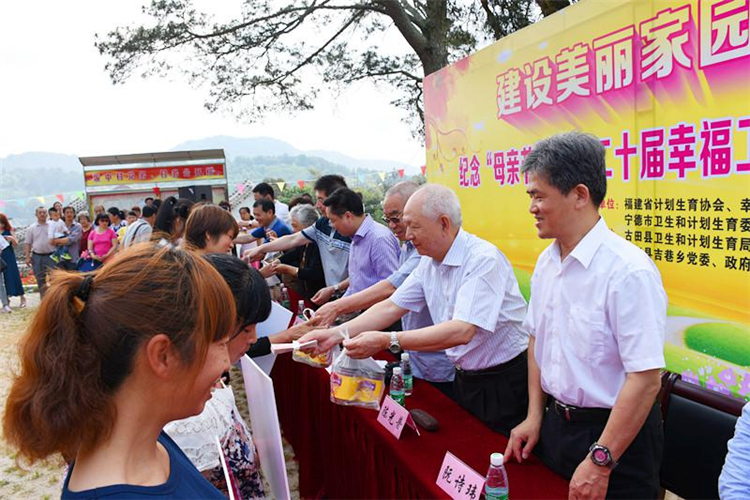 1467334931651070.jpg 省計生協會常務副會長、幸福工程省組委會主任陳光普(右二)、省衛計委副主任、省計生協會常務專職副會長阮詩瑋(右一)、省計生協會副會長、幸福工程省組委會常務副主任官成華(右三)等領導為15位受助母親現場發放慰問金和慰問品.jpg