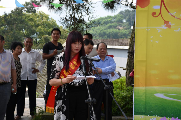 1467335038953756.jpg 受助母親代表余美麗講訴自己在幸福工程幫扶下脫貧致富的經歷.jpg