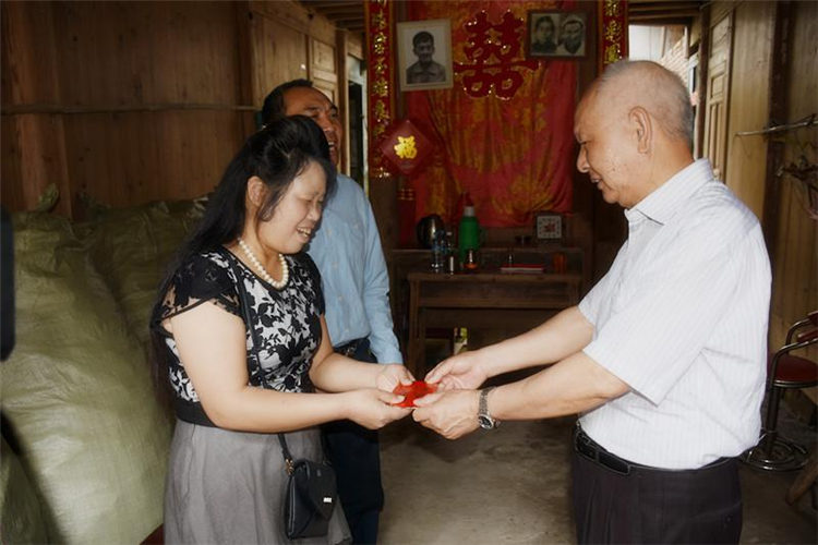 1467335119425799.jpg 陳光普常務副會長為坂中村計生貧困家庭送上慰問金.jpg