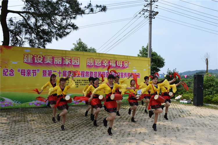 1467335184201560.jpg 計生母親在人口計生文藝演出上擊起腰鼓.jpg