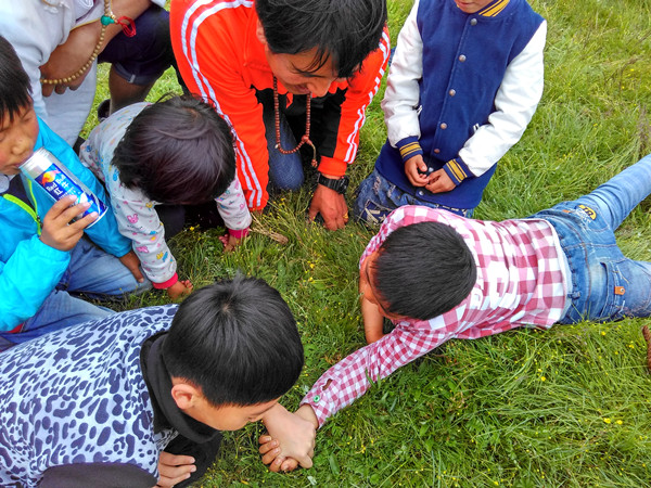 1469585413655374.jpg 孩子們扳手腕.jpg