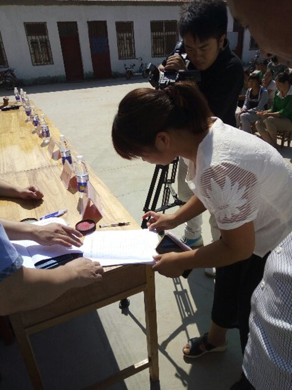 1472457355130842.jpg 母親簽署項目還款協議_副本.jpg