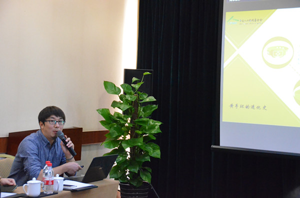 13 中國人口福利基金會黃手環項目負責人楊辰就項目進展進行匯報.jpg