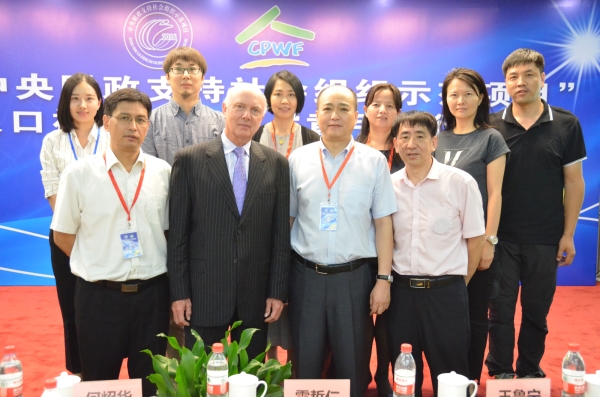 國際阿爾茨海默病協會(ADI)主席 Glenn Eric Pees(雷哲仁)先生與人基會秘書長張暉及其工作人員合影留念.jpg