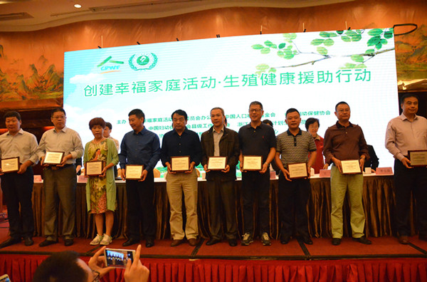 4 十家婦幼保健機構代表上臺接受捐贈_副本.jpg