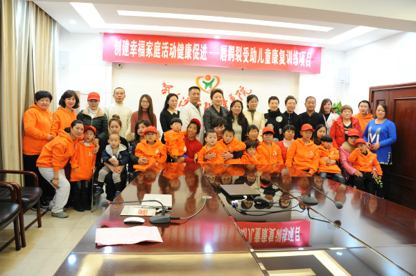 1479204042173504.jpg 1 唇腭裂受助兒童康復培訓活動啟動合影.jpg