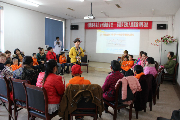 1479204101105569.jpg 3 周海音老師帶孩子們做心理團體輔導.jpg