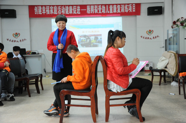 1479204114117821.jpg 5 “背靠背”親子游戲.jpg