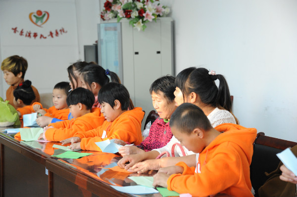 1479204123128505.jpg 6 小朋友與家長們一起折愛心.jpg