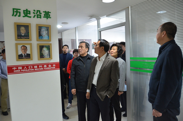 王培安副主任考察人口基金會辦公環境