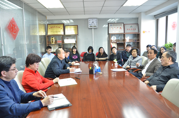 王培安副主任傾聽老同志、新員工從事公益慈善工作的體會感想和意見建議