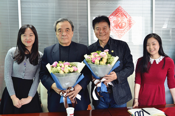 青年員工為趙炳禮理事長(zhǎng)、葛振江副秘書(shū)長(zhǎng)獻(xiàn)上鮮花