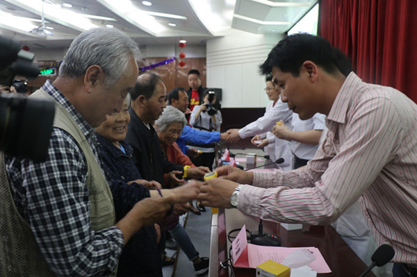 1496741160477265.jpg 太原向患者發(fā)放黃手環(huán).jpg