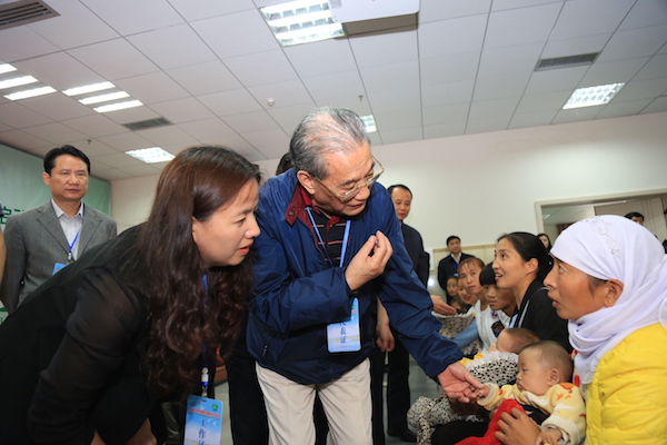 李金華看望唇腭裂兒童  本報記者 鄭林華 攝.JPG