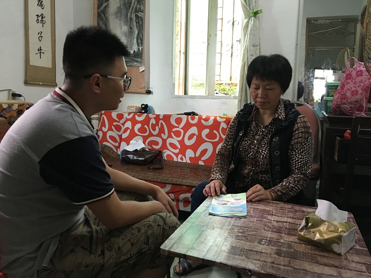 1498699823122210.jpg 社區人員入戶向林雪嬌介紹幸福工程等政策.jpg