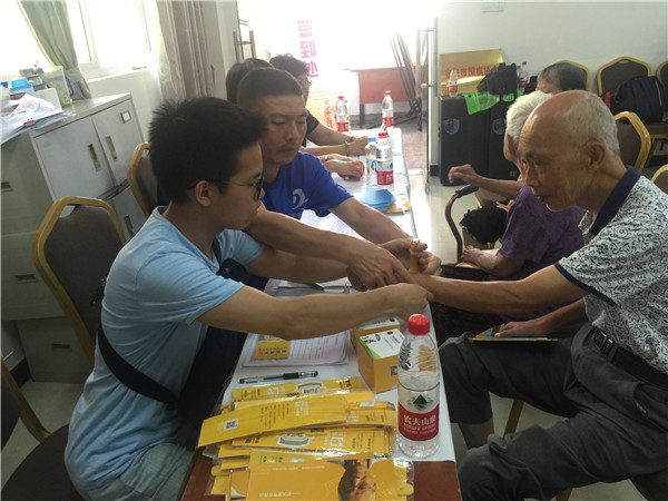 1504068409161713.jpg 志愿者為福星亭老人佩戴黃手環(huán)_副本.jpg