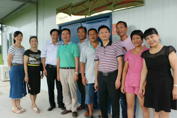 1504070679689110.jpg 和項目負責人、貧困母親、當地協會干部合影_meitu_1.jpg